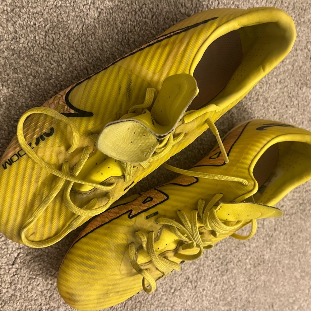 Nike Womens Soccer cleats Yellow Size 6